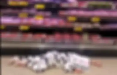 Vegetarian Protes dengan Kostum Sapi dan Berpura-pura Mati di Depan Rak Daging Supermarket, Tapi Tak Ada yang Peduli