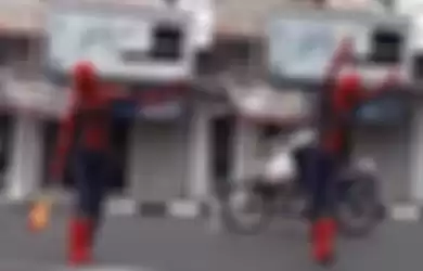 Cuplikan video aksi superhero Spiderman KW saat mengatur lalu lintas.