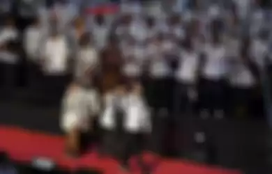 Presiden dan Wakil Presiden terpilih Joko Widodo (kanan) dan KH Ma'ruf Amin (kedua kanan) bersama Ibu Irianan Joko Widodo (kiri) dan Ibu Wury Estu Handayani (kedua kiri) menyapa yang hadir sebelum memberikan pidato pada Visi Indonesia di Sentul International Convention Center, Bogor, Jawa Barat Ming