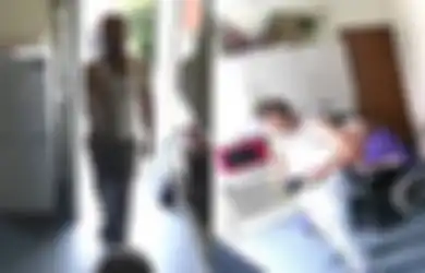 Diajak Bicara oleh Pria Asing yang 'Ramah,' Kakek Lumpuh Ini Tak Tahu Bahwa Uangnya Dicuri di Hadapannya