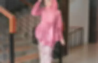 Kebaya hijab pink dan kain batik
