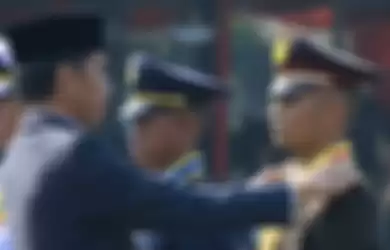 Muhammad Idris, lulusan terbaik Akpol 2019, mendapat bintang Adhi Makayasa dari Presiden Jokowi di Istana Merdeka.