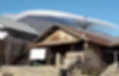 Fenomena unik Topi Awan di gunung Rinjani.