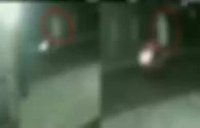 Rekaman CCTV penampakan pocong dibonceng pengendara bermotor.