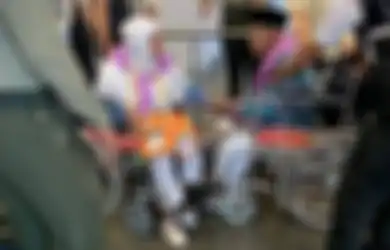 Naik Haji, Pasangan Kakek Nenek Ini Tetap Romantis dan Tak Mau Dipisahkan
