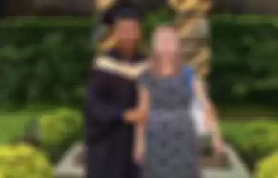 Viral Mahasiswa Wisuda Bawa Gabus Bergambar Ibunya