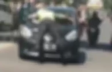 Viral polisi gelantungan di kap mesin mobil city car di Bandung.