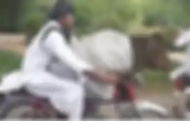 Pria Ini Rela Jadi Tontonan saat Bonceng Sapi dengan Sepeda Motor, Ternyata Alasannya Sungguh Lucu