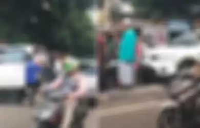 Video memperlihatkan kondisi mobil Mitshubisi Pajero putih rusak setelah menabrak separator karena dikejar masa.   