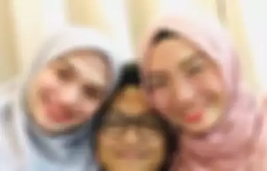 Khuzatul Atiqah (kanan) atas kemauannya sendiri mencarikan istri kedua bagi suaminya yakni Nur Fathonah (kiri).