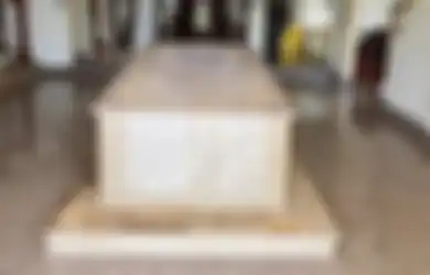 Ada Makam di Dalam Villa Mewah Ini, Rupanya Beginilah Kisah Memilukan di Balik Makam Tersebut