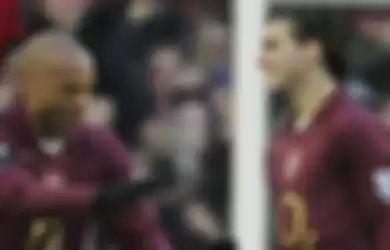 Thierry Henry (kiri) dan Cesc Fabregas (kanan) ketika masih bermain di Arsenal.