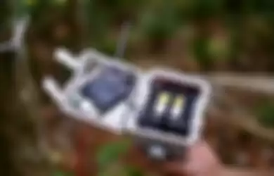 Alat “The Guardian” yang terdiri dari ponsel bekas, baterai, perekam suara, dan anten
