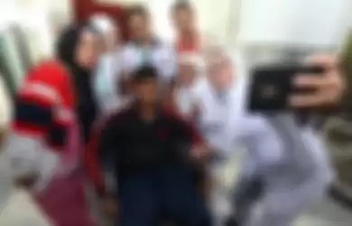 Arya Permana, bocah obesitas asal Karawang diantar sejumlah petugas yang merawatnya meninggalkan rumah sakit seusai menjalani operasi plastik tahap pertama mengangkat kulit menggelambir di kedua lengannya, di Rumah Sakit Hasan Sadikin (RSHS), Jalan Pasteur, Kota Bandung, Jawa Barat, Senin (29/7/2019
