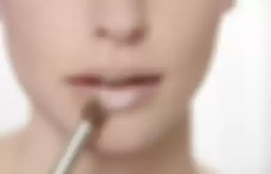 Menutupi bibir hitam dengan concealer