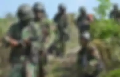 Sejumlah personil TNI AD sedang latihan perang di Baluran, Jawa Timur.