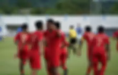 Para pemain Timnas U-15 Indonesia ketika menghadapi Singapura