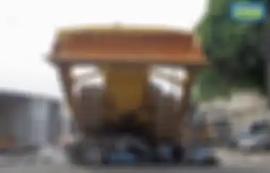 Tak Kenal Ampun, Mobil Seharga Rp1,9 Milliar Ini Dihancurkan dengan Bulldozer Gara-gara Menunggak Pajak
