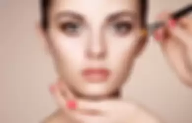 Wanita Ini Lumpuh Usai Gunakan Alat Makeup Milik Temannya, Terkuak di Video Ini Penyebabnya!