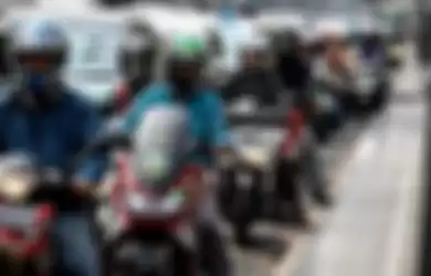 Pemandangan padatnya kendaraan yang melintasi jalan M.H Thamrin di Jakarta Pusat, Senin (29/7/2019). Berdasarkan data situs penyedia peta polusi daring harian kota-kota besar di dunia AirVisual, menempatkan Jakarta pada urutan pertama kota terpolusi sedunia pada Senin (29/7) pagi dengan kualitas uda