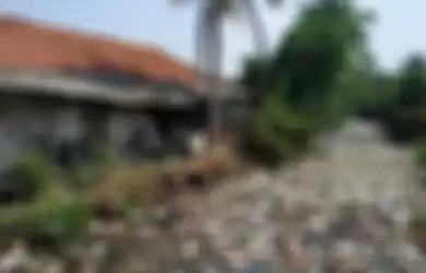 Sampah menyesaki sampah di Kali Bahagia, Bekasi, Jawa Barat berkilomenter panjangnya. 