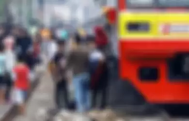 Penumpang terpaksa turun dari kereta rel listrik (KRL) yang berhenti di perlintasan Bukit Duri Jakarta Selatan, akibat padamnya listrik, Minggu (4/8/2019). Aliran listrik di Banten, Jabodetabek hingga Bandung terputus akibat adanya gangguan pada sejumlah pembangkit di Jawa. TRIBUNNEWS/HERUDIN 