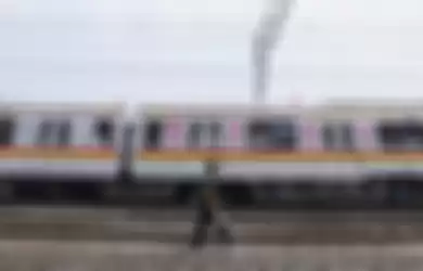 Penumpang terpaksa turun dari kereta rel listrik (KRL) yang berhenti di perlintasan Bukit Duri Jakarta Selatan, akibat padamnya listrik, Minggu (4/8/2019). Aliran listrik di Banten, Jabodetabek hingga Bandung terputus akibat adanya gangguan pada sejumlah pembangkit di Jawa. TRIBUNNEWS/HERUDIN 