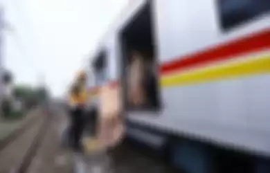 Penumpang terpaksa turun dari kereta rel listrik (KRL) yang berhenti di perlintasan Bukit Duri Jakarta Selatan, akibat padamnya listrik, Minggu (4/8/2019). Aliran listrik di Banten, Jabodetabek hingga Bandung terputus akibat adanya gangguan pada sejumlah pembangkit di Jawa. TRIBUNNEWS/HERUDIN 