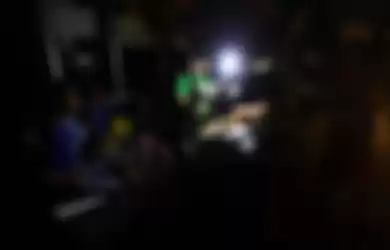 Warga beraktifitas menggunakan penerangan lilin dan lampu darurat, di wilayah Karet Tengsin Jakarta, Minggu malam (4/8/2019). Aliran listrik di Banten, Jabodetabek hingga Bandung terputus akibat adanya gangguan pada sejumlah pembangkit di Jawa. TRIBUNNEWS/HERUDIN 