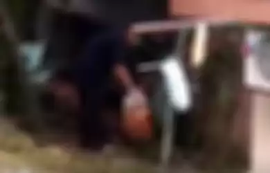 Sadis, Pria Ini Tertangkap Video Tengah Pukuli  Dua Anak Anjing dengan Tongkat