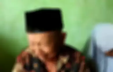 Ilyas (85) dan Warniah (75), menangisi Carmi, putri pertamanya yang menjadi TKW dan juga belum kunjung pulang kampung setelah 31 tahun menjadi buruh migran.