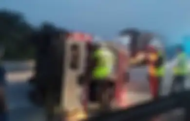 Kecelakaan Maut, Sebuah Ambulans Terbalik, Pengemudi dan Pasien yang Akan Dibawa ke Rumah Sakit Tewas di Tempat Kejadian