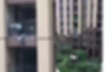 Bocah Jatuh dari Balkoni Apartemen Lantai Enam, Simak Video Penyelamatannya, Ternyata Cuma Pakai Ini