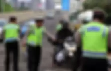 Viral Video Oknum Polisi Lalu Lintas Sumpal Mulut Wanita Pakai Surat Tilang, Terkuak Begini Faktanya!