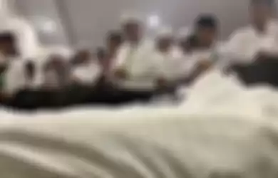 Umat muslim melakukan sholat jenazah di depan jenazah KH Maimun Zubair (Mbah Moen) saat disemayamkan di Kantor Urusan Haji Daker Syisyah, Mekkah, Selasa (6/8/2019). Jenazah almarhum akan disalatkan di Masjidil Haram dan selanjutnya dimakamkan di Kota Mekah.