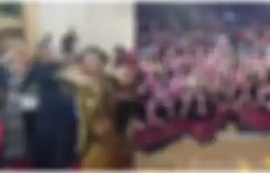Video Viral Fans JKT48 Menikah, Asyik Joget Depan Panggung Pakai Lagu 'Heavy Rotation', Netizen: Bulan Madunya di Teater