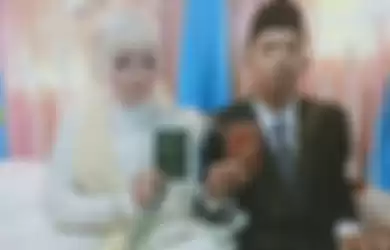 Pasangan Muhammad Kusmantono (23) dan Niswatun Hasanah (19) usai akad nikah.