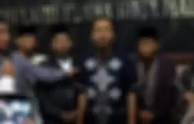 Pelaku penghina alhmarhum KH Maimun Zubair dan NU saat menyampaikan permintaan maaf di Kantor PCNU Kota Malang, Jumat (9/8/2019) malam.