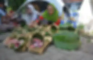 Mulai ‘Go Green’ dan Hindari Plastik, Warga Gunakan Besek Bambu untuk Wadah Daging Kurban