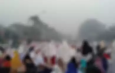 Alun-alun Kapuas yang dirunung kabut tidak menghentikan jamaah melaksanakan solat Idul Adha 