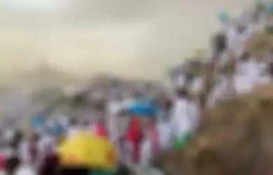 Umat Muslim berdoa di tengah turunnya hujan saat melaksanakan wukuf di Jabal Rahmah, Padang Arafah, Arab Saudi, Sabtu (10/8/2019). Jemaah haji dari seluruh dunia mulai berkumpul di Padang Arafah untuk melaksanakan wukuf yang merupakan puncak ibadah haji.