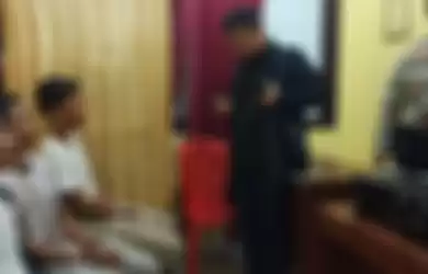 Pemuda yang diduga mengencingi Bendera Merah Putih diamankan oleh pihak kepolisian Polres Inhu