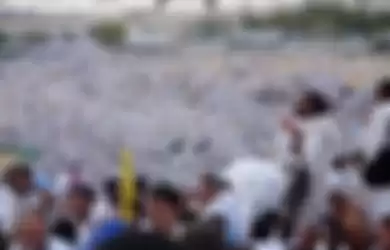 Umat Muslim berdoa saat melaksanakan wukuf di Jabal Rahmah, Padang Arafah, Arab Saudi, Sabtu (10/8/2019). Jemaah haji dari seluruh dunia mulai berkumpul di Padang Arafah untuk melaksanakan wukuf yang merupakan puncak ibadah haji.
