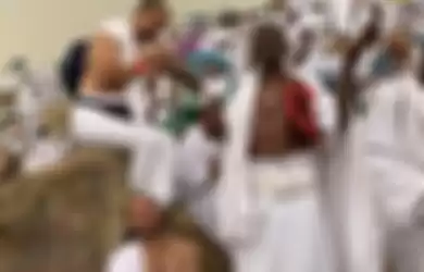 Umat Muslim berdoa di tengah turunnya hujan saat melaksanakan wukuf di Jabal Rahmah, Padang Arafah, Arab Saudi, Sabtu (10/8/2019). Jemaah haji dari seluruh dunia mulai berkumpul di Padang Arafah untuk melaksanakan wukuf yang merupakan puncak ibadah haji.