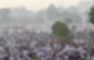 Ribuan umat muslim melaksanakan Sholat Idul Adha di halaman Masjid Raya Annur dengan kondisi kabut asap karhutla yang menyelimuti Kota Pekanbaru, Riau, Minggu (11/8/2019). Kabut asap dampak dari kebakaran hutan dan lahan yang masih terjadi di Provinsi Riau membuat kota Pekanbaru dan beberapa kabupat