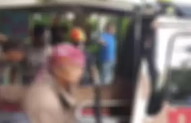 Jenazah Rachmat Budiri (53) atau Budi Ayuga saat dimasukkan ke dalam mobil ambulance di Kamar Mayat RSSA Kota Malang, Senin (12/8/2019)