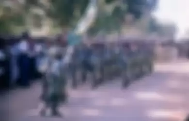 Tamil Tigers dalam parade di Killinochchi pada tahun 2002.