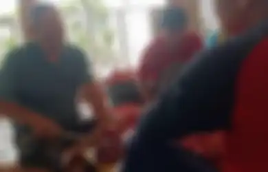 Ikut Potong Daging Kurban Bersama Warga, Bule Ini Jadi Sorotan Publik, Siapakah Dia?