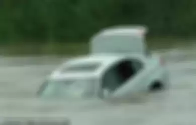 Ilustrasi mobil terjun ke sungai