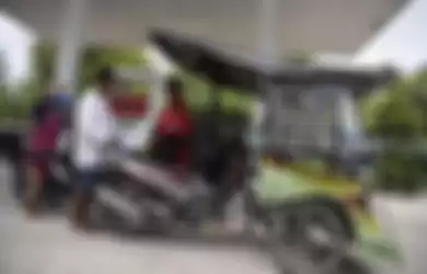 Foto dirilis Senin (12/8/2019), menunjukkan pengendara becak motor mengisi BBM di SPBU Kompak Melonguane, Kepulauan Talaud, Sulawesi Utara. Meski hadir dengan perjuangan tak mudah, keberadaan BBM Satu Harga di Talaud membawa angin segar untuk perubahan dan menciptakan asa untuk memutar roda ekonomi wilayah tersebut.